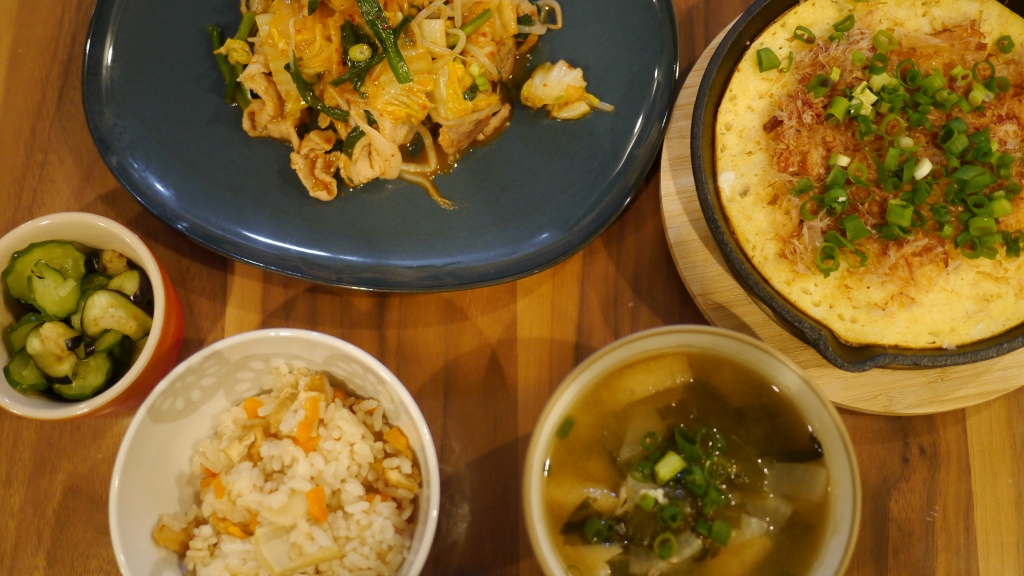 豚キムチ、山芋鉄板、炊き込みご飯、ナスの塩もみ、味噌汁